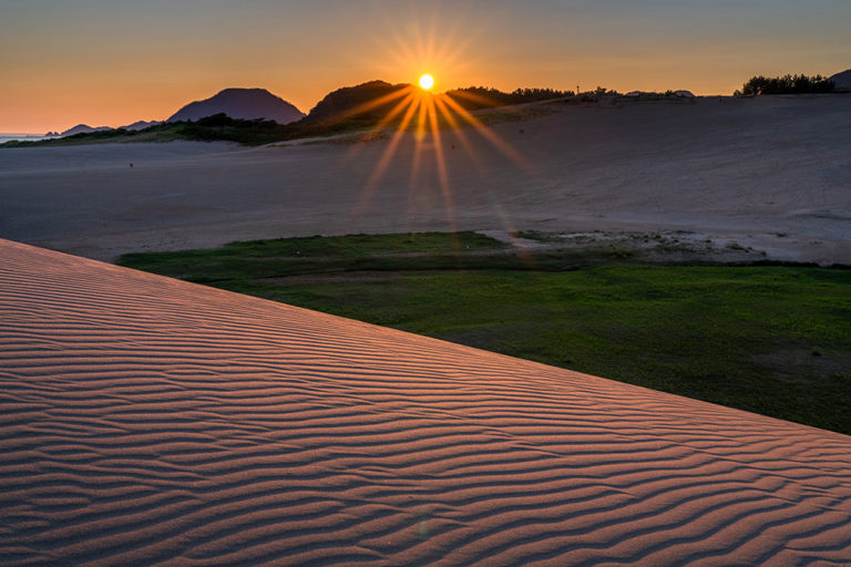 Dunas entre o mar e a montanha em Tottori