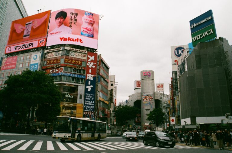 Japão reduz nível de ameaça de COVID para o mesmo da gripe