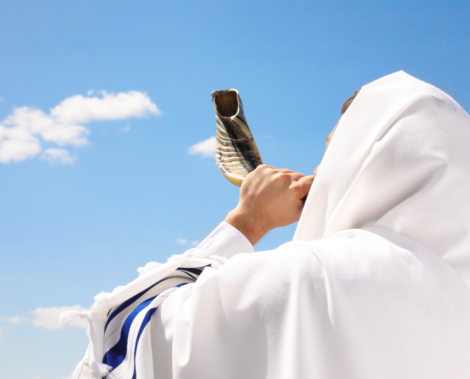 Rosh Hashaná: Toque do shofar, um chifre de carneiro, que serve como um chamado à mudança e à autoavaliação.